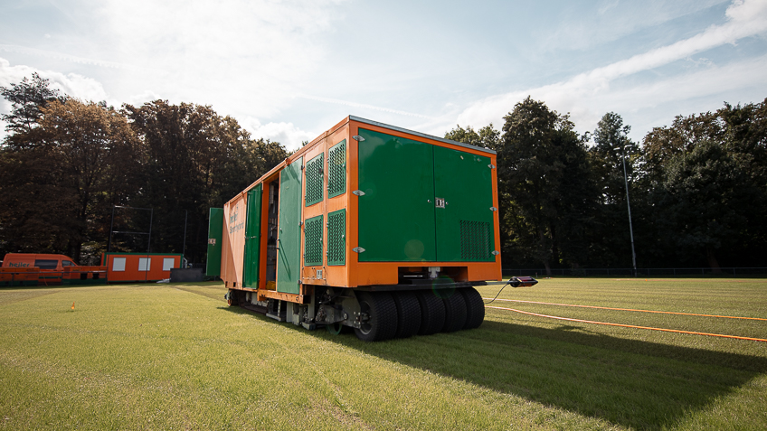 Installation des Hybridrasensystems Sporthybrid R auf dem Trainingsgelände des 1. FC Köln