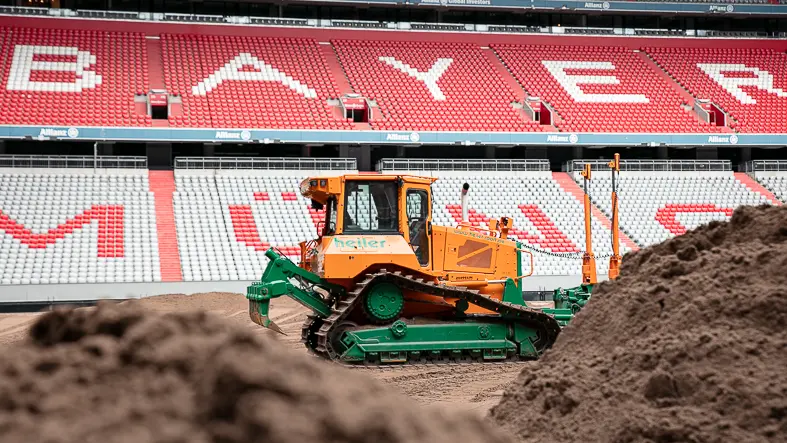 Die Rasentragschicht in der Allianz Arena des FC Bayern München wurde im Vorfeld der neuen Saison erneuert.