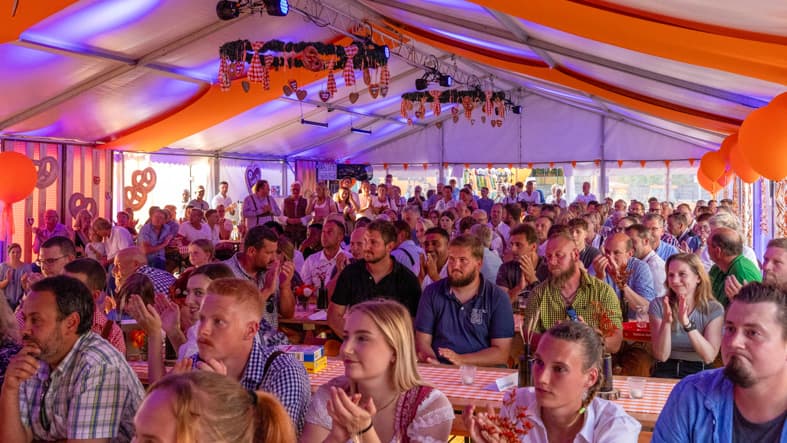 Gäste im Festzelt