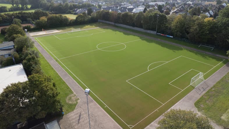 Der unbeliebte Tennenplatz ist Geschichte. Der neue Kunstrasen im Stadtgebiet Milse.