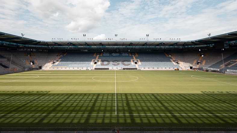 Das Stadion des DSC Arminia Bielefeld die SchücoArena oder sogenannte "Bielefelder Alm". Die Sonne scheint auf den Hybridrasen.