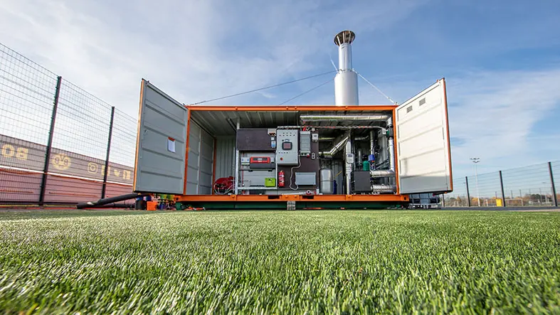 Mobile Heizanlage an einem Trainingsplatz
