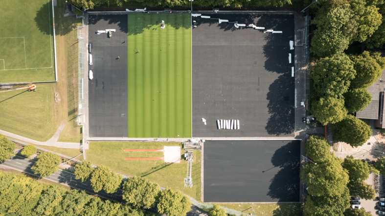 Neuer Kunstrasen wird in Theesen verlegt