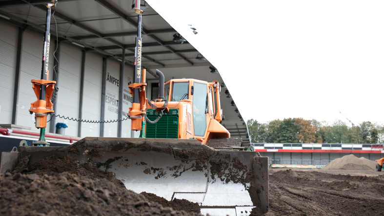 Eine Baumaschine während des Umbaus des Stadions des SC Verl